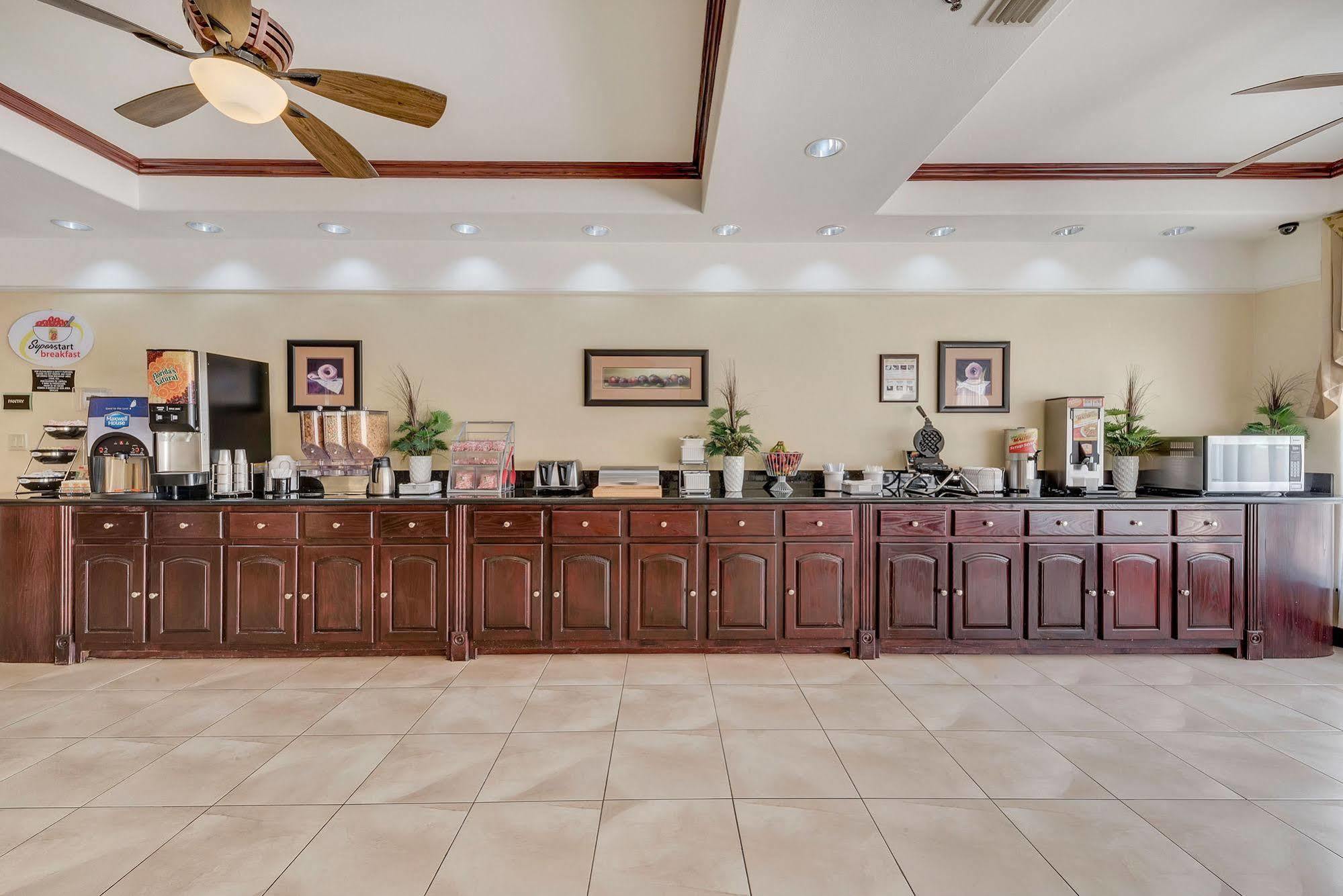 Super 8 By Wyndham Hidalgo At La Plaza Mall & Mcallen Airport Exterior foto