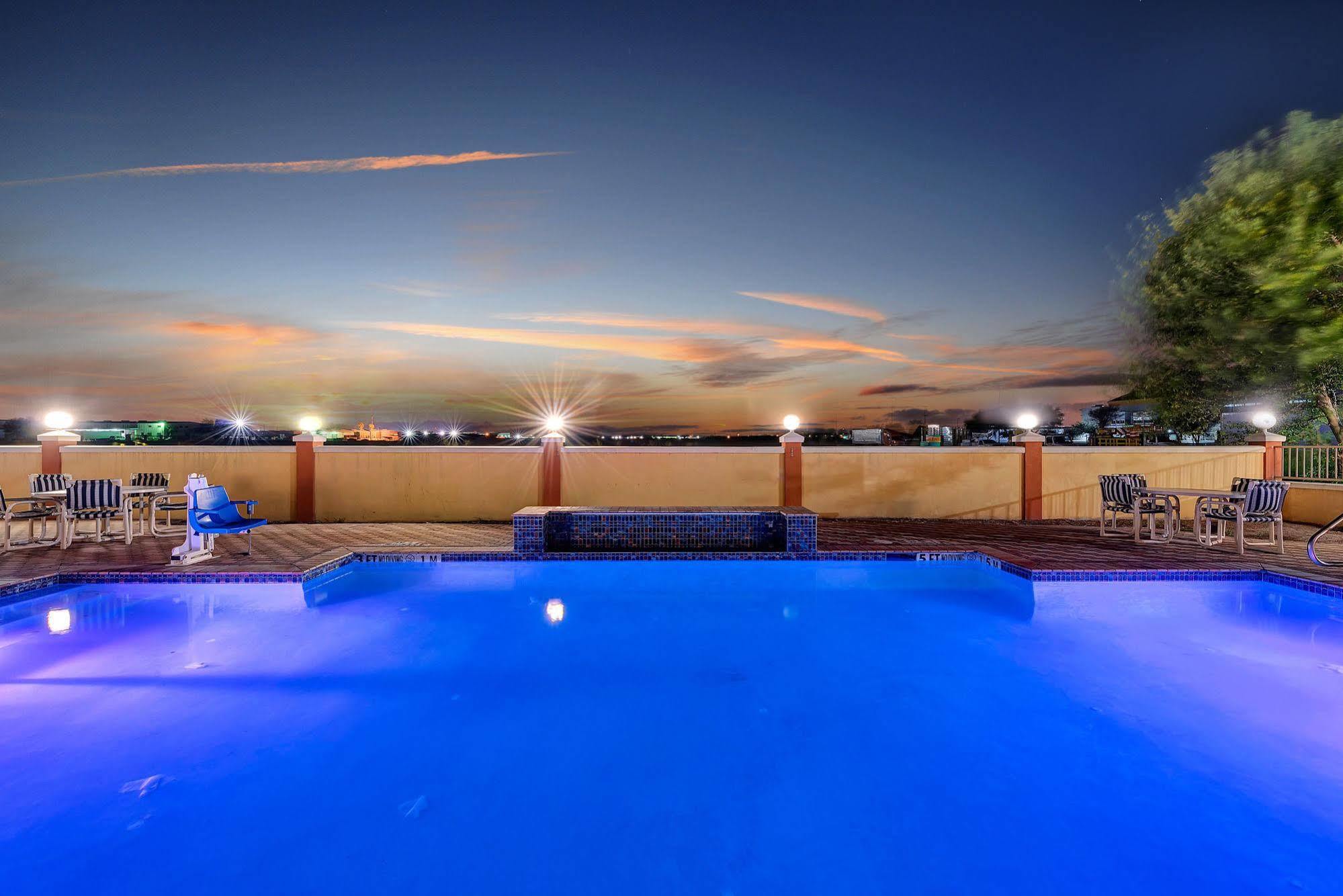 Super 8 By Wyndham Hidalgo At La Plaza Mall & Mcallen Airport Exterior foto